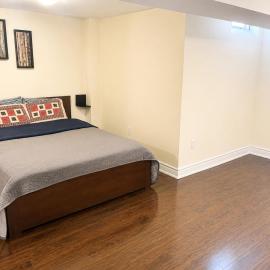 Spacious Affordable Private Suite & Ensuite Bath & Free Parking Near Toronto Pearson Airport, hotel in Mississauga