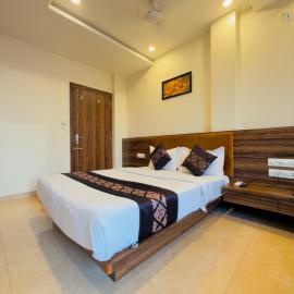 HOTEL VRINDA 966O9O1OO6 Old city Just 750mtr from City palace By SK