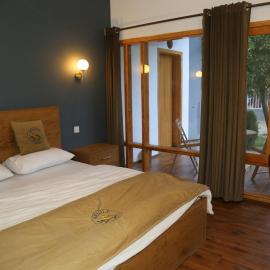 Hunza Oriole Hotel, מלון בAlīābād