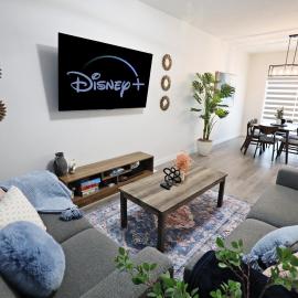 Beautiful Home With 4 King Beds,Airport,Disney+
