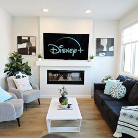 Stylish Home with AC 3 King Beds Garage Disney, hotel in Edmonton