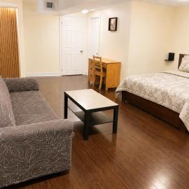 Affordable Spacious Private Suite & Ensuite Bath & Free Parking Near Toronto Pearson Airport, hotel in Mississauga