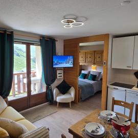 Val Thorens, Ski-in Ski-out 1 bedroom Apt for 4 with Fiber, South-facing & Mountain Views