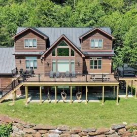 Mountainside Retreat in Ludlow with Amazing Views โรงแรมในลัดโลว์