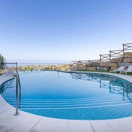 Luxury Family Penthouse, 7 Pools, Golf & Seaview, hotel di Benahavis