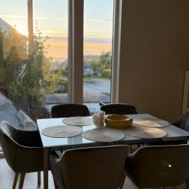 Spacious Nordic Villa Terrace, Fireplace & Sunset Views, хотел в Askøy