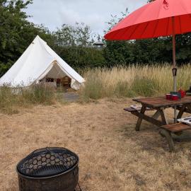Mulberry Meadow Bell Tent, hotel u gradu 'Holt'