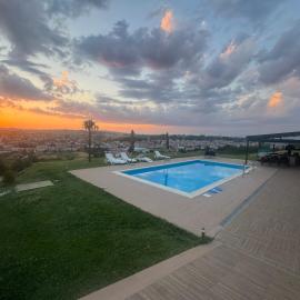 Luxury Villa Rafaela Οικογενειακή βίλα με ιδιωτική πισίνα, BBQ κ παιχνίδια Ιδανική για οικογένειες με παιδια, hôtel à Grevená