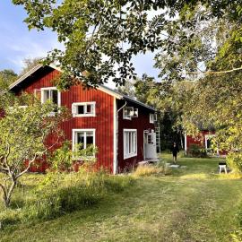 Charming 1800s Shoemaker's home on the High Coast, hotel Östanö városában