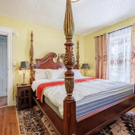Room B1-Shared bathroom King Bed Washer Dryer, hotel in Rochester