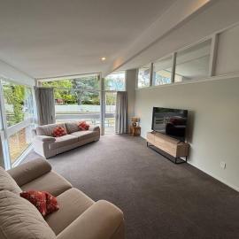 Lucky number 8 4Bed free parking close to Airport