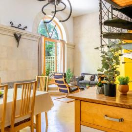 5 Family Apartments with Pool & Large Garden in Historic Pézenas Convent، فندق في بيزيناس
