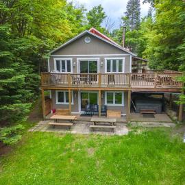 Rustic & Charming Mont Blanc Chalet Private Spa, хотел в Saint-Faustin