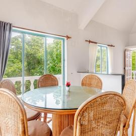 Spacious 2BHK Penthouse in Bogmalo Near Beach And Dabolim Airport Free Wifi and Parking, hotel en Bogmalo
