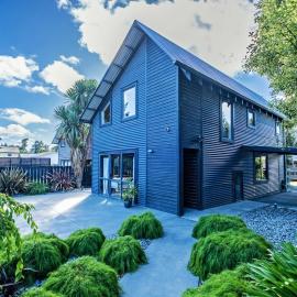 Little Black Ski Chalet | Central, WiFi, Families!, מלון במת'בן