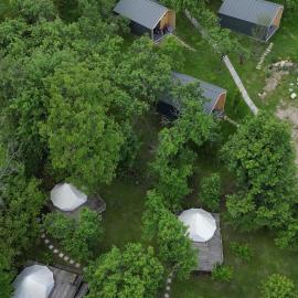 Tinutul Luanei Glamping Resort, Hotel in Bozioru