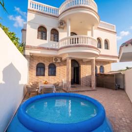 Villa TAHA piscine jacuzzi clim, hotel a Martil