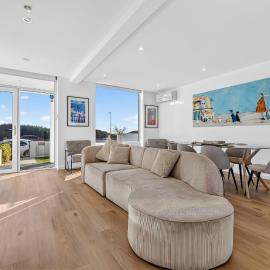 Sunset Sands on Esplanade By Host Solutions, Hotel in West Beach