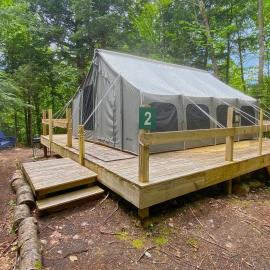 Wolcott에 위치한 호텔 Peaceful Canvas Tent with Forest Trails near Lamoille Valley Rail Trail, Wolcott, Vermont