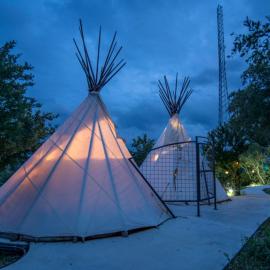Cliffside Tipi Retreat with Jetted Soak & Sunset Skies in Cottonwood Shores, Texas – hotel w mieście Cottonwood Shores