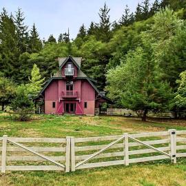 Upscale Farmhouse Cabin Encircled by Redwoods, Northern California, hotel a Orick