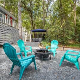 Satilla Woods Cabin & Hot Tub in Hortense, Georgia โรงแรมในบรันสวิก