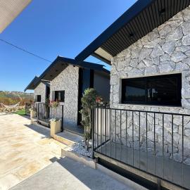 טריו בכרמל, hotel di Dāliyat el Karmil