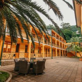 Villa Mirakula Kvariati, hotel u gradu Kvariati