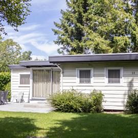 Lemmer में, होटल Cozy Holiday Chalet in Lemmer near the Lake