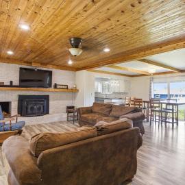 Large family friendly country home, hotel em Monett