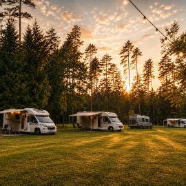 Leśny Azyl Pole Kamperowe nad Wieprzem - MIEJSCE NA KAMPERY, hotel v destinácii Obrocz
