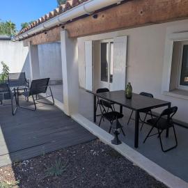 T2 rénové, grand extérieur à 500m Port et Plages, hotel en Carqueiranne