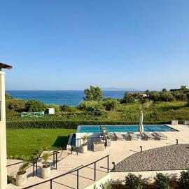 Filon Ktima Beachfront Upscale Villa, hotel a Karavádhos