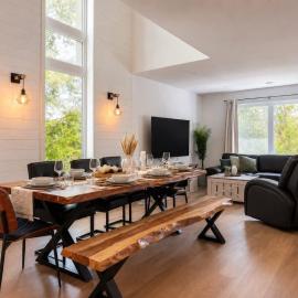 Chic 2-story condo a nature retreat for 6, hotel em Quebeque