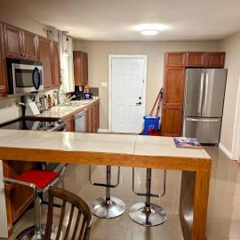 Bright Comfortable 3-Bedroom Apartment, Free Parking, Near Spa Le Finlandais, готель у місті Лаваль
