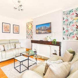 NEW Spacious Middlesbrough Home By Signature Stays - FREE Parking