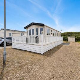 Modern 6 Berth Caravan With Full Decking At Kessingland Beach Ref 90010Td, hotel di Kessingland