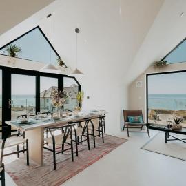 Luxury house right on beach, panoramic sea views, pet friendly, parking