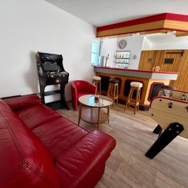 Propriété moderne 12 personnes piscine sauna spa et salle de jeux