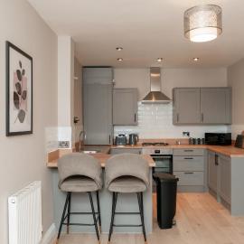 Bright Modern 2-Bed Apartment with Free Parking