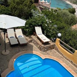 VILLA VITTORIA with HEATED AND LARGE PRIVATE SWIMMING POOL FOR EXCLUSIVE USE , SEA and BEACH VIEW, 150 METERS FROM THE BEACH, POOL SURFACE 60 mq , 645 sq ft, POOL DEPTH 140 cm ,55 inches, PARKING AND WIFI FREE, hotel in Torre delle Stelle
