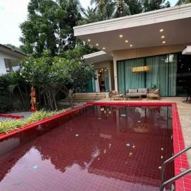 Villa with the red pool، فندق في Hinkong