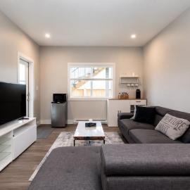 Cozy Garden Suite with Hot Tub and Perfectly Located