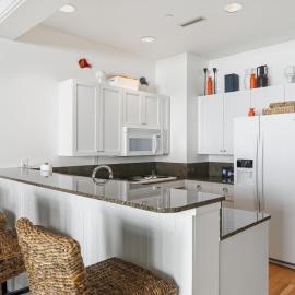 Charming Lodge Suite 261 in Bay Harbor with 1 bedroom and village view., hotel in Petoskey