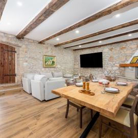 Authentic Dalmatian Stone House-Kameni dvori, hotel in Selca kod Bogomolja