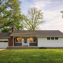 3 BR w large yard and pet friendly Near Kansas City!, hotell i Lansing