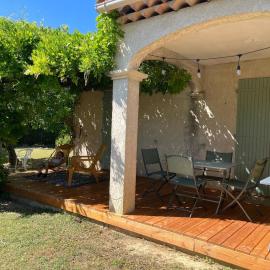 Charming house, Lubéron, near golf and wineries, hotell i Pierrevert