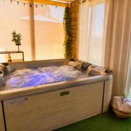 Loge au PtitBonheur- Jacuzzi & Piscine- Montélimar, hotel v mestu Montélimar