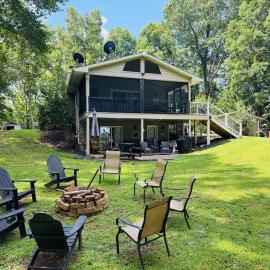 Viesnīca Just Breathe-Lakefront-Private Dock-3BR-Pets Yes pilsētā Moneta
