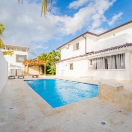 4-bedroom villa 5 minutes from Playa Dominicus, hotel in La Laguna